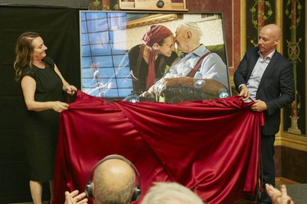 Präsentation Friedensfoto des Jahres 2016 durch von links: Silvia Lammerhuber Edition Lammerhuber, Hansjörg Hosp Megaboard. Foto von Helena Schätzle ©Alfred Fried Photography Award 2016, Aufnahmedatum: 20.09.2016 © Parlamentsdirektion / Thomas Topf