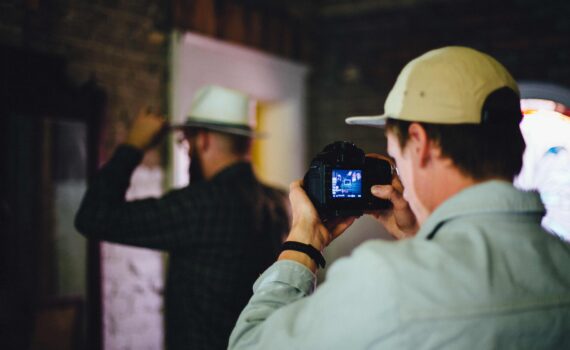 Fashion Im Fokus: Die Inszenierung der Eleganz – Modefotografie. Foto: Wunderwelten