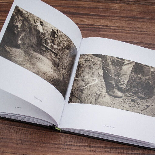 Blick in das Buch „A City on a Hill“ von Potšišo Phasa, Zweitplatzierter 2022, Foto: Eiger Foundation