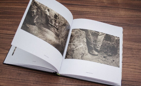 Blick in das Buch „A City on a Hill“ von Potšišo Phasa, Zweitplatzierter 2022, Foto: Eiger Foundation