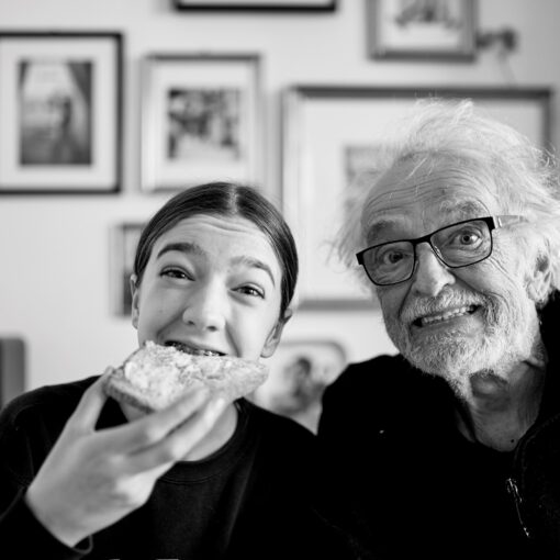 Lotta und ihr an Alzheimer erkrankter Großvater Fritz beim Toastessen und Rumalbern. Foto: Desideria Care e.V. / Hauke Dressler