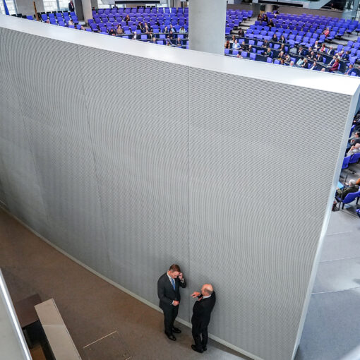 Rückblende 2025 | Sieger 2024: Kay Nietfeld | Christian Lindner (FDP), Bundesminister der Finanzen, und Bundeskanzler Olaf Scholz (r, SPD) unterhalten sich nach der Regierungserklärung von Kanzler Scholz zum Europäischen Rat hinter dem Plenum. © Kay Nietfeld