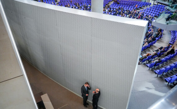 Rückblende 2025 | Sieger 2024: Kay Nietfeld | Christian Lindner (FDP), Bundesminister der Finanzen, und Bundeskanzler Olaf Scholz (r, SPD) unterhalten sich nach der Regierungserklärung von Kanzler Scholz zum Europäischen Rat hinter dem Plenum. © Kay Nietfeld