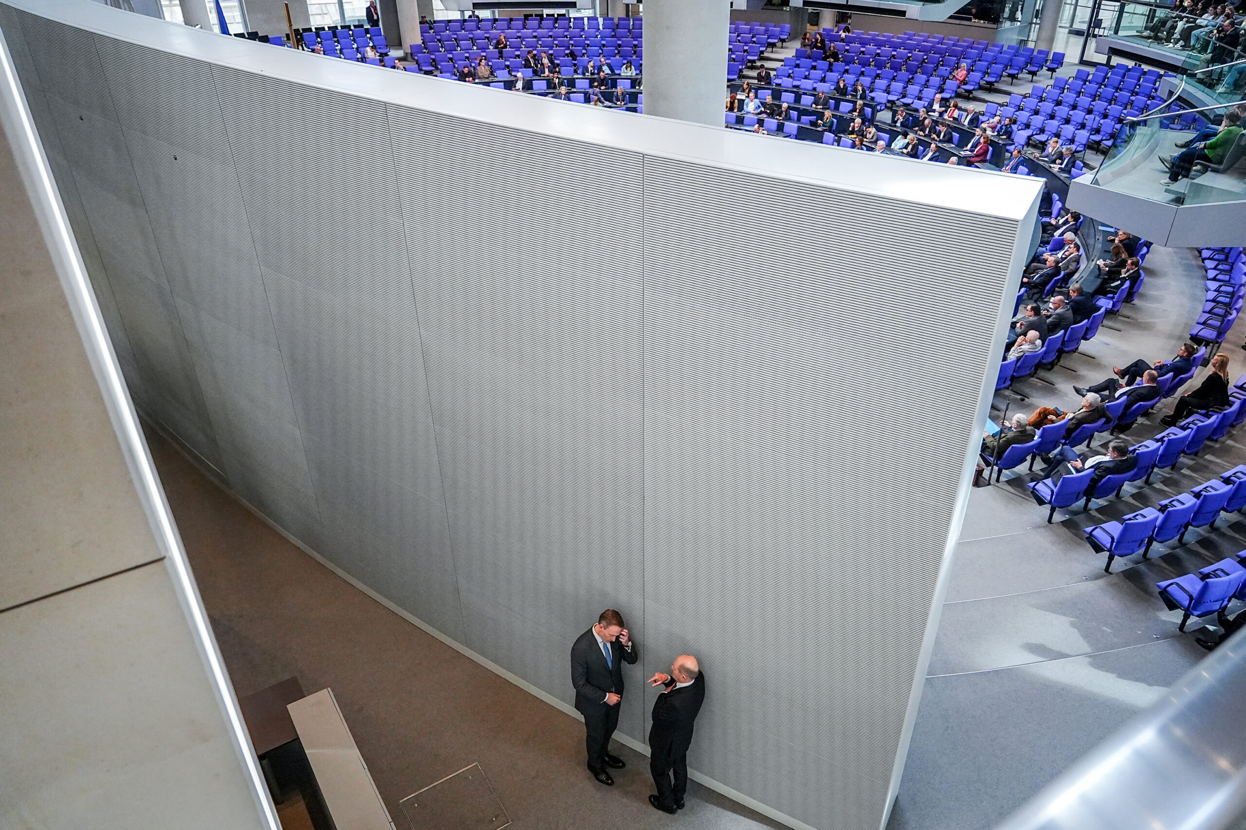 Rückblende 2025 | Sieger 2024: Kay Nietfeld | Christian Lindner (FDP), Bundesminister der Finanzen, und Bundeskanzler Olaf Scholz (r, SPD) unterhalten sich nach der Regierungserklärung von Kanzler Scholz zum Europäischen Rat hinter dem Plenum. © Kay Nietfeld