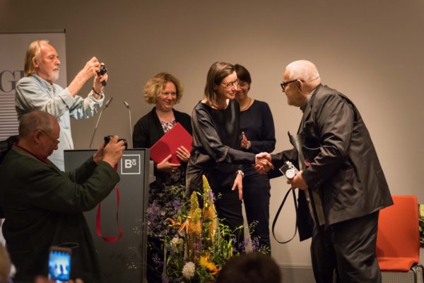 Silke Bernhardt gratuliert Antanas Sutkus zum Dr.-Erich-Salomon-Preis 2017
