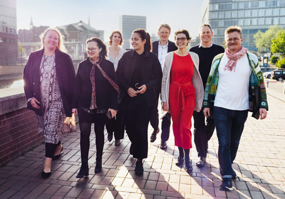 v.l.n.r vorne: Kim Knoppers (Kuratorin Foam), Celina Lunsford (Kuratorin FFF), Karla Hiraldo Voleau (Stipendiatin), Mika Sperling (Stipendiatin), Tobias Kurse (Stipendiat) v.l.n.r hinten: Juliane Hüppe (Olympus), Olaf Kreuter (Olympus), Ingo Taubhorn (Kurator Haus der Photograhie / Deichtorhallen Hamburg)